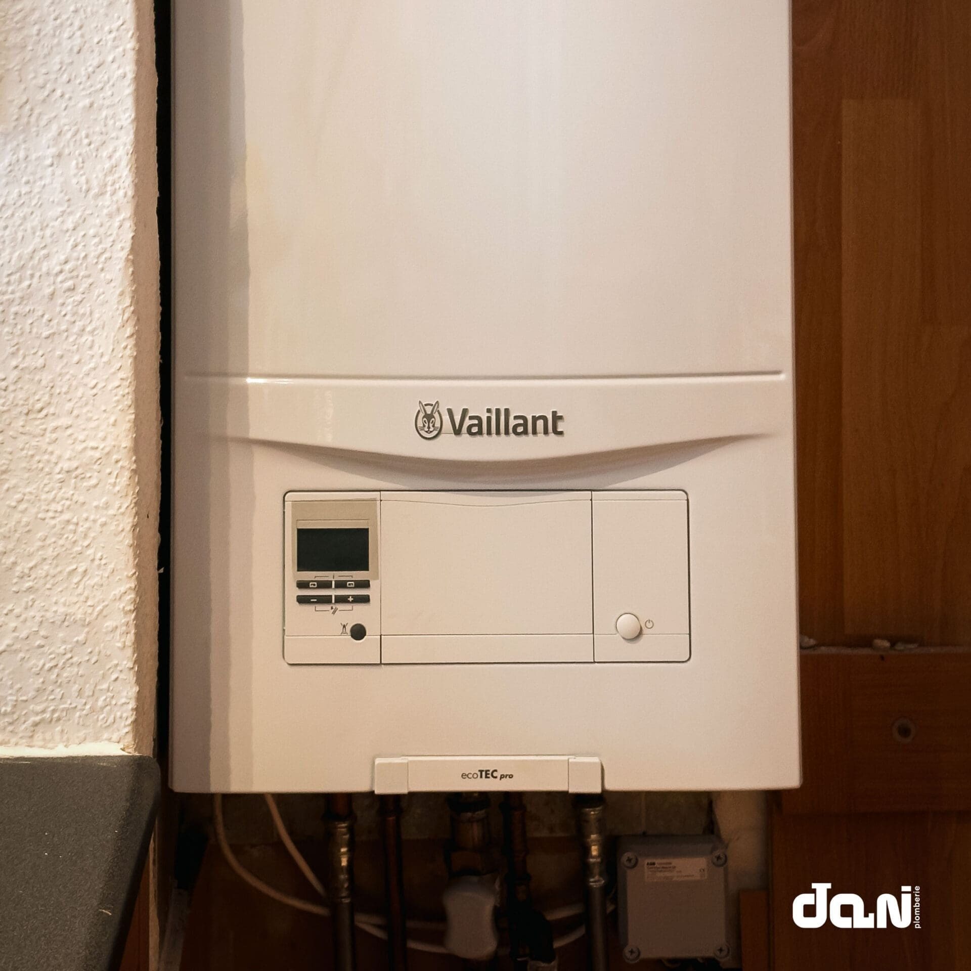 Chauffagiste Bruxelles Chauffage 4 Dani Plomberie vous propose ces services d'installation de chaudière et de chauffagiste à Bruxelles. Nos dépannages chauffagiste sont disponible 24h/7j.